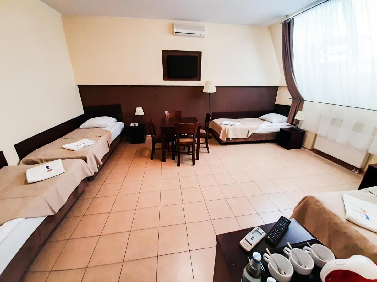 Family Room,1377906257:JPEG