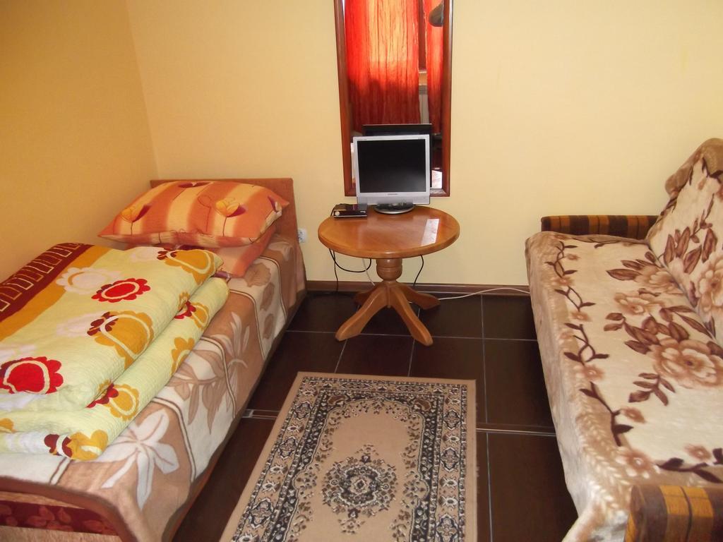 Double or Twin Room with Shared Bathroom,150926032:JPEG