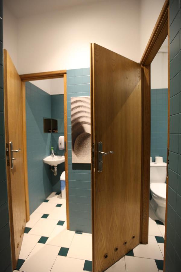 Kamer met 8 Bedden en een Gedeelde Badkamer