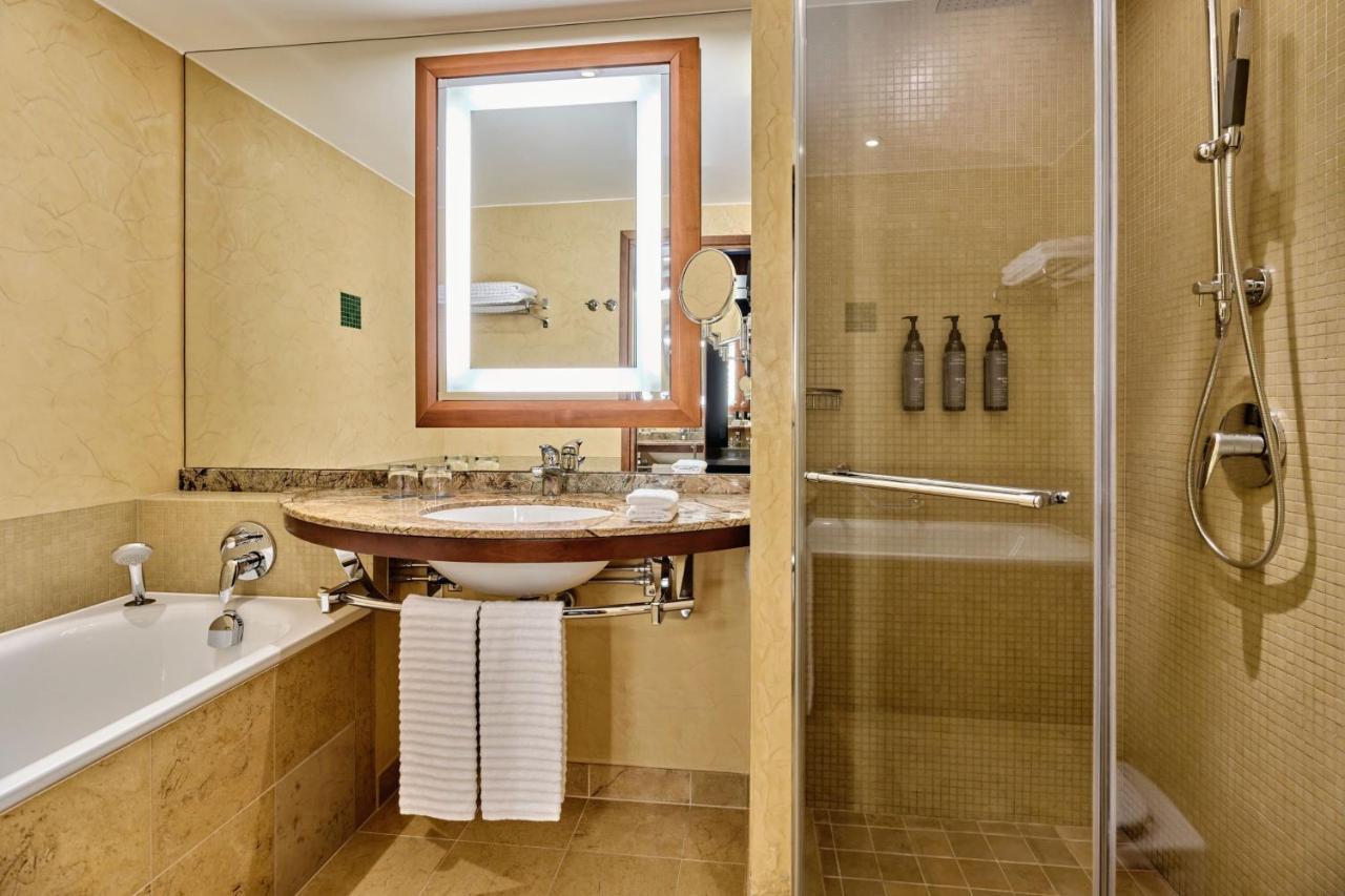 Executive Suite 1 Bedroom Suite 1 King City view,1546850374:JPEG