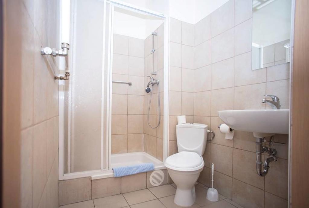 Single Room,183641868:JPEG