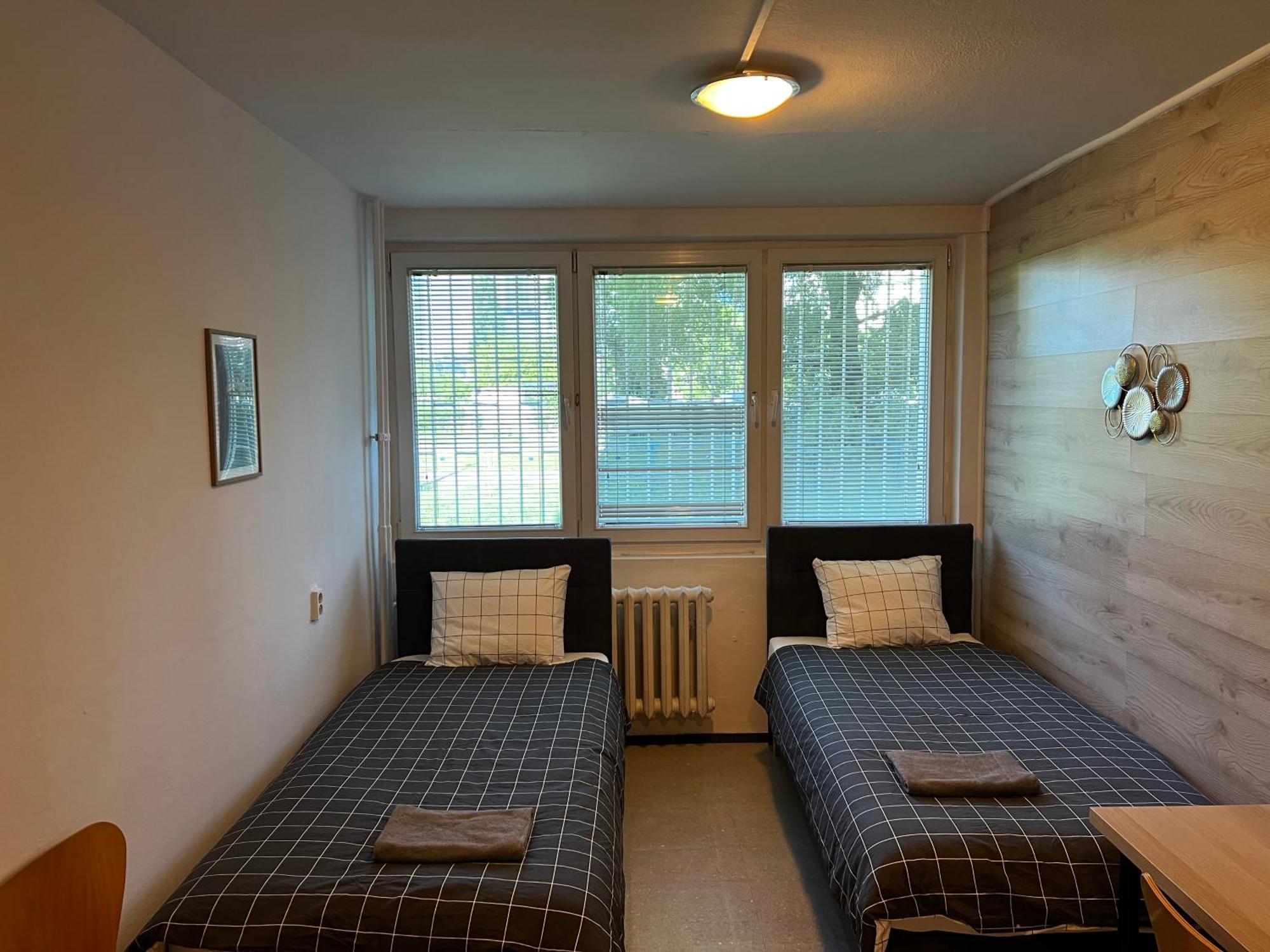 Pokój z 2 łóżkami pojedynczymi i wspólną łazienką