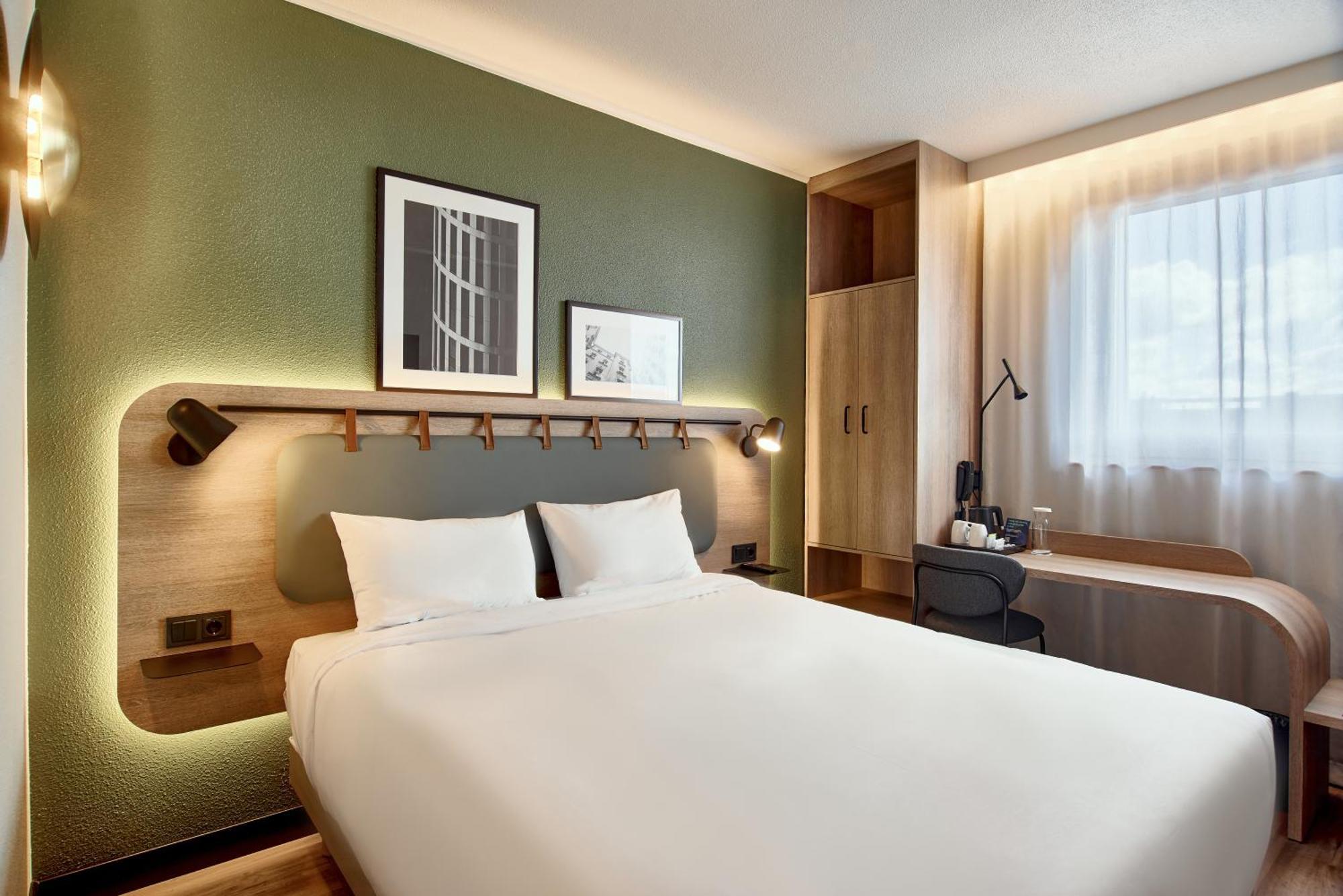 Standard Room 1 Queen Bed