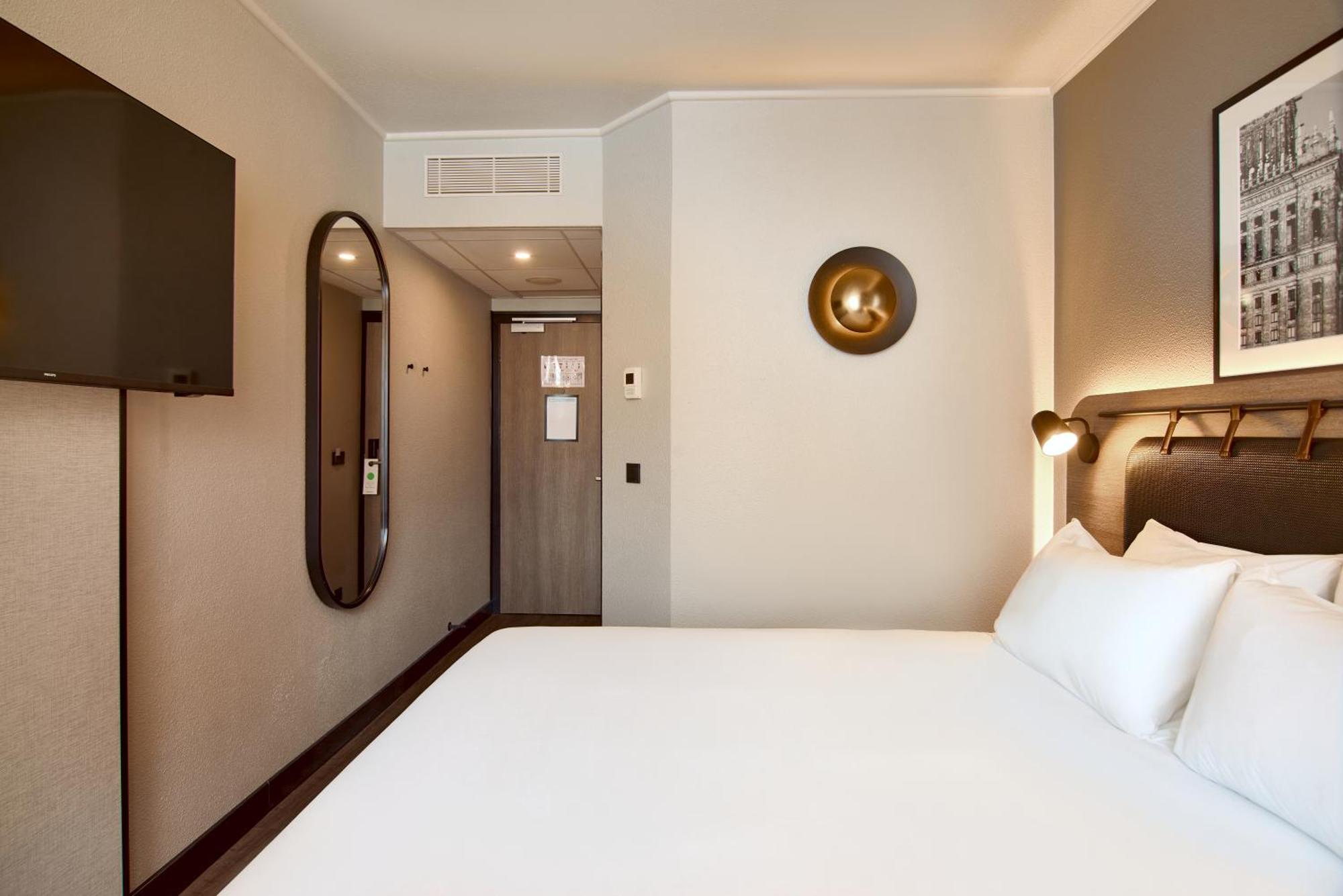 Superior Room 1 Queen Bed