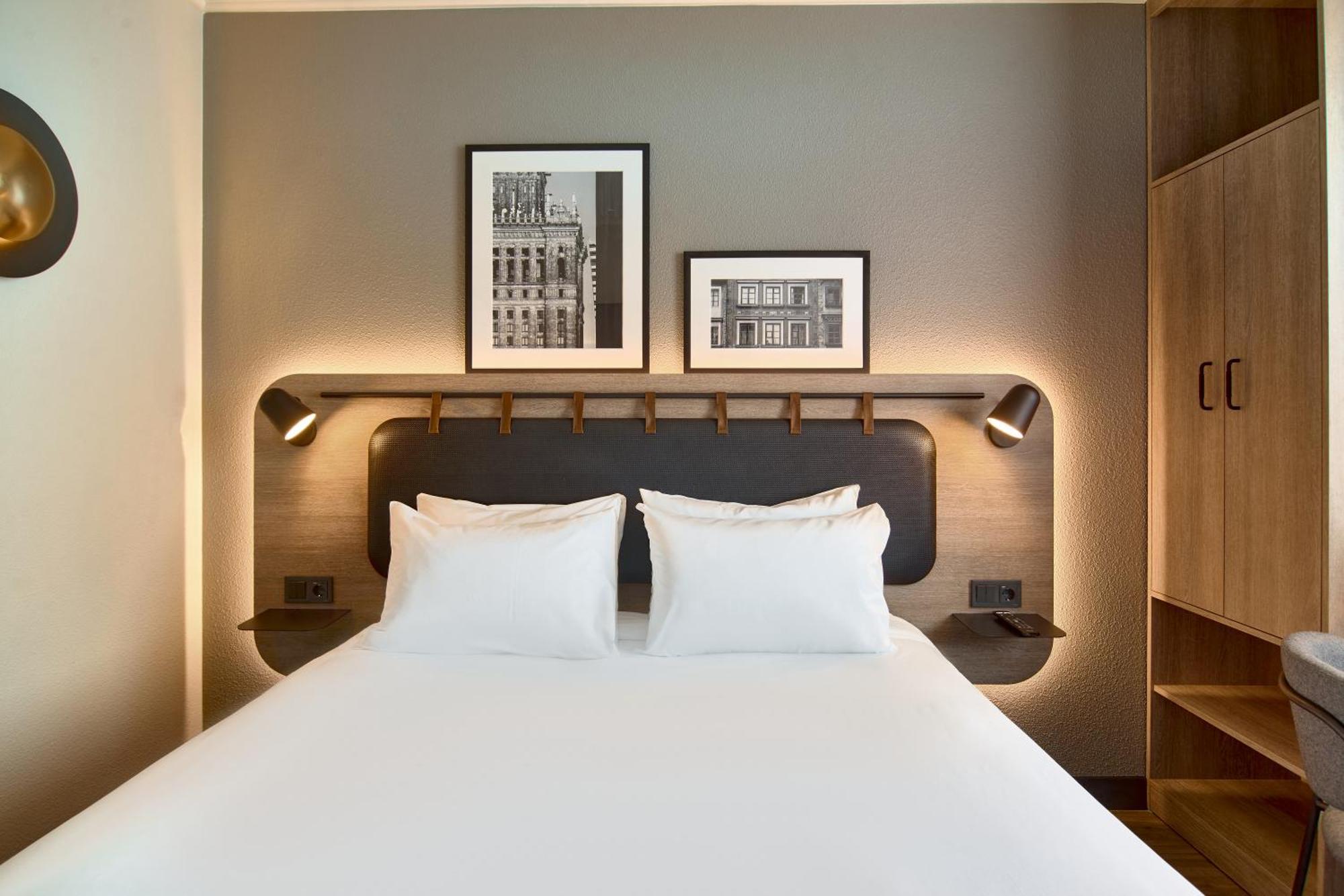 Superior Room 1 Queen Bed
