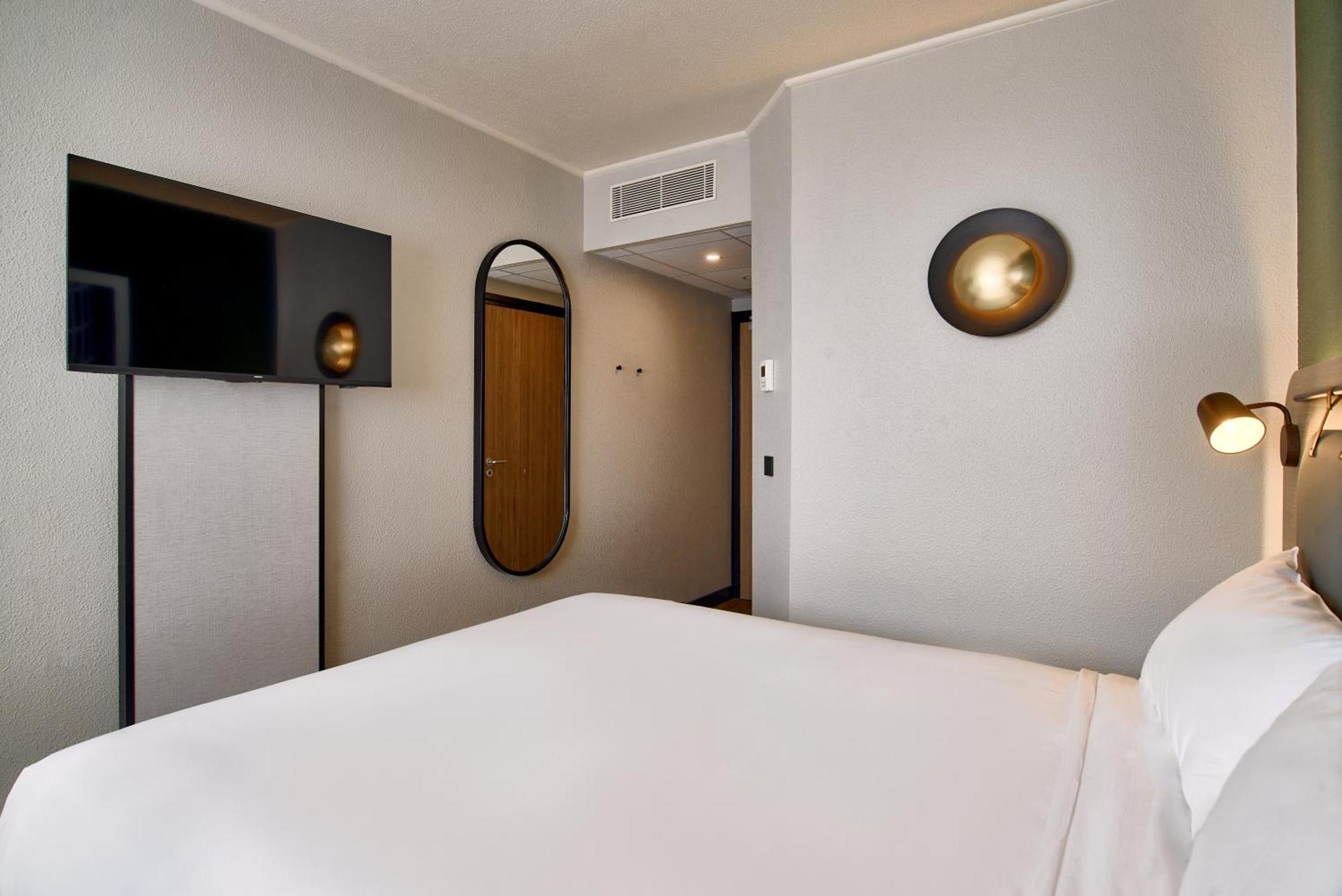 Standard Room 1 Queen Bed