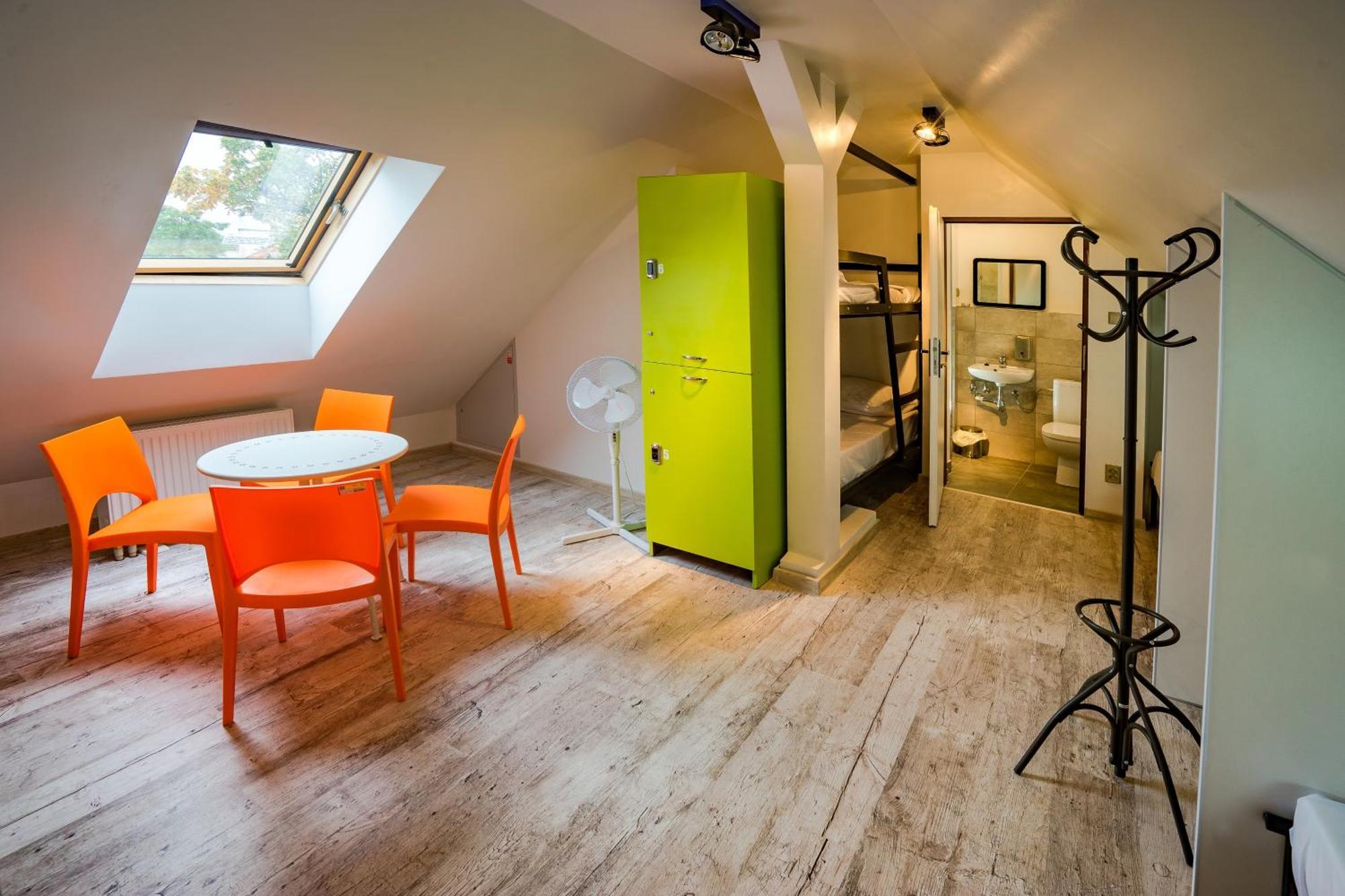 Bed in een Gemengde Slaapzaal met 6 Bedden