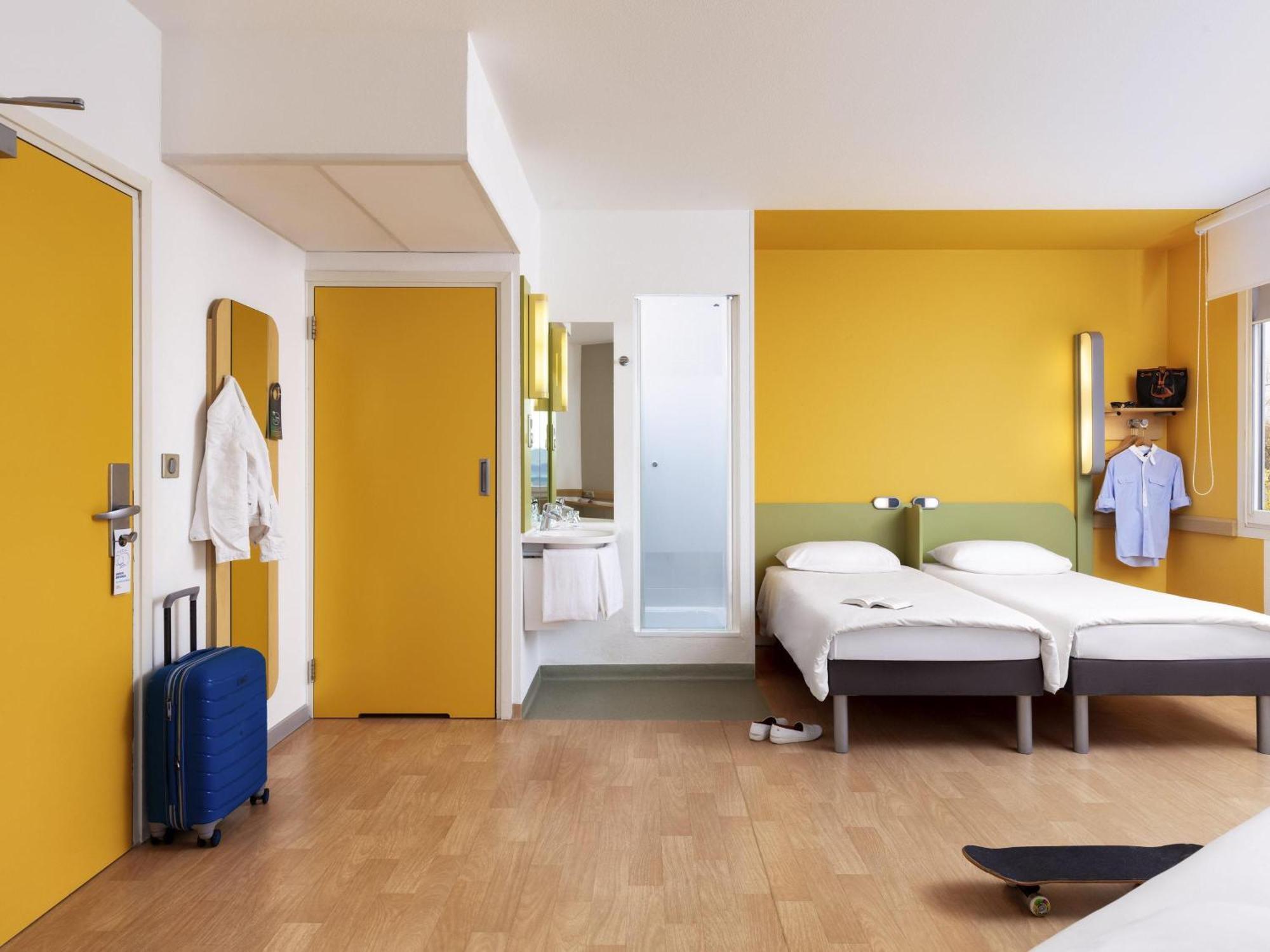 Standard Room With Three Single Beds