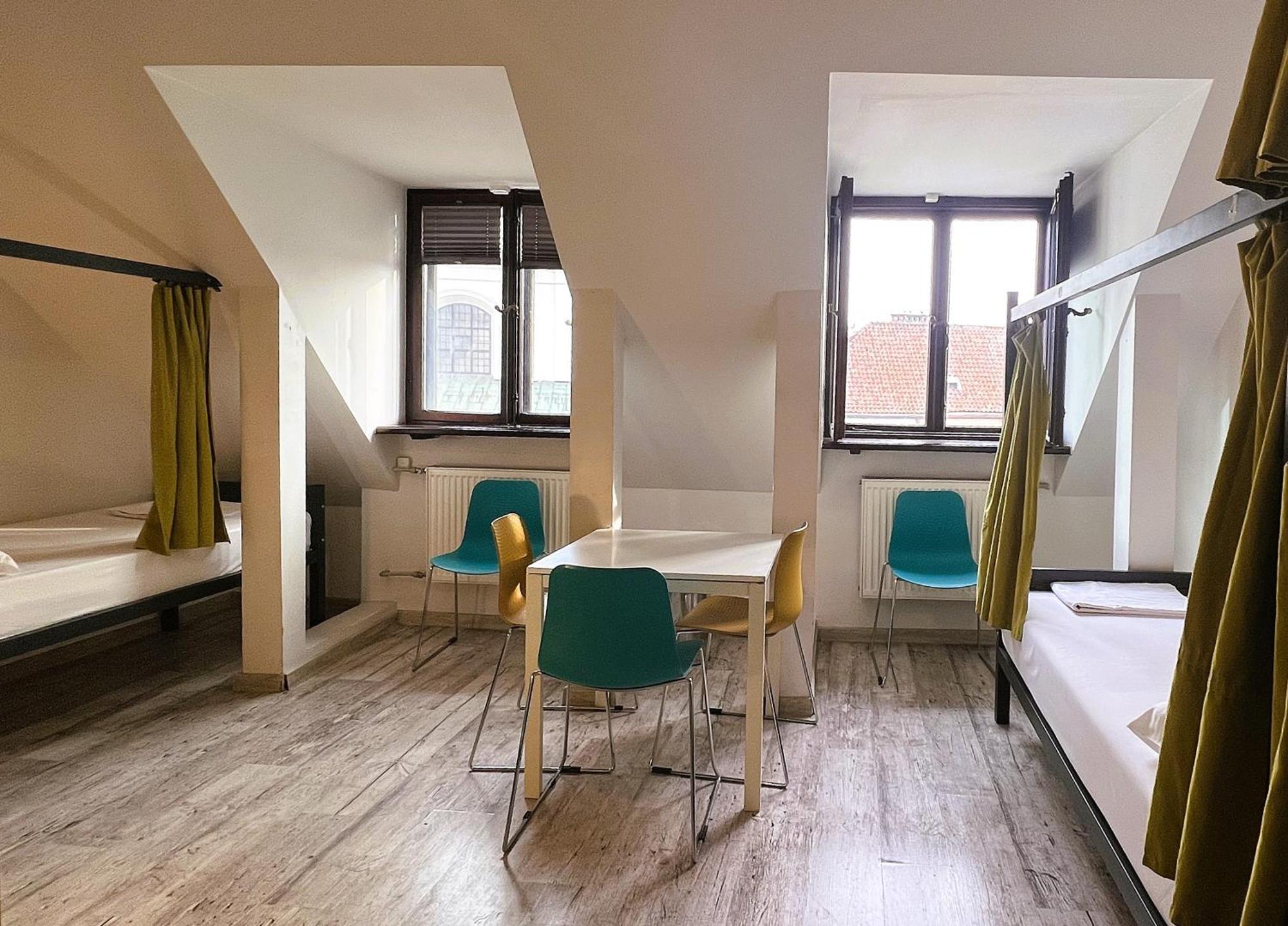 Eenpersoonsbed in een Gemengde Slaapzaal met 6 Bedden