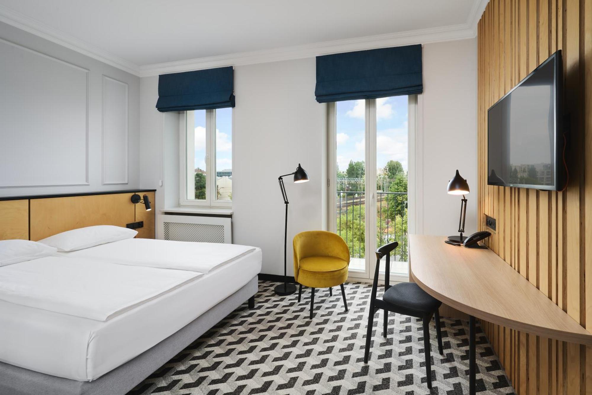 Superior Room 1 Queen Bed