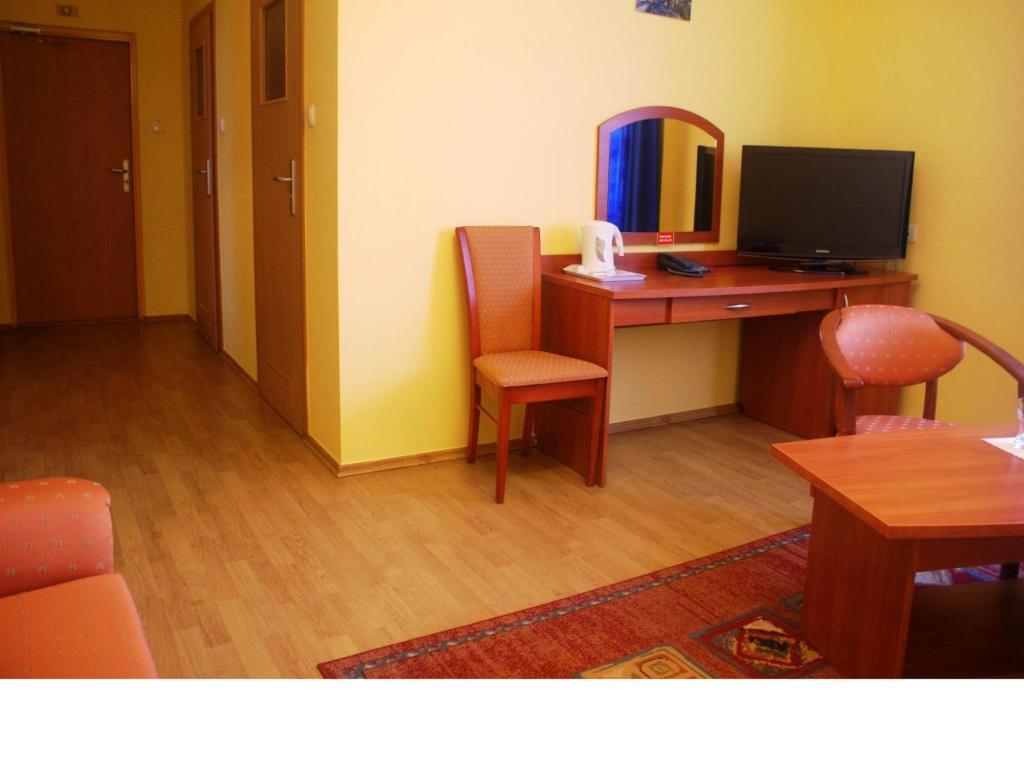 Studio (4 Adults),728209786:JPEG