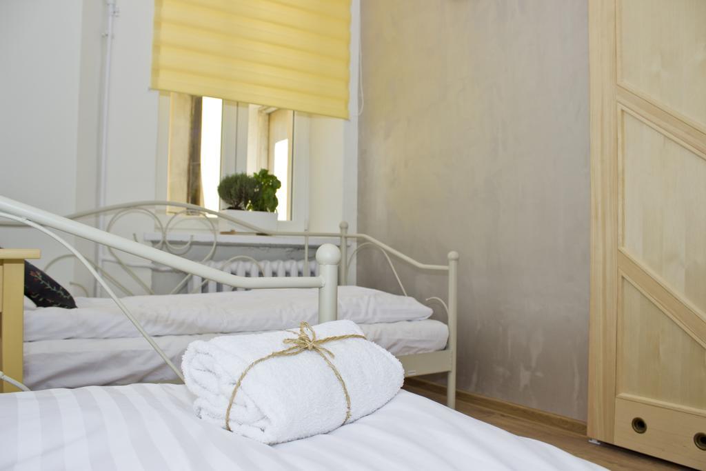 Tweepersoonskamer met 2 Aparte Bedden en Gedeelde Badkamer