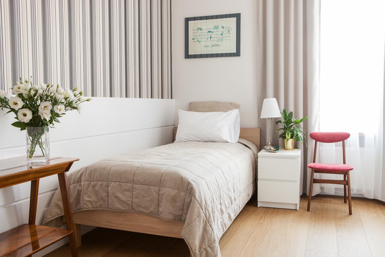 Small Single Room,695294064:JPEG