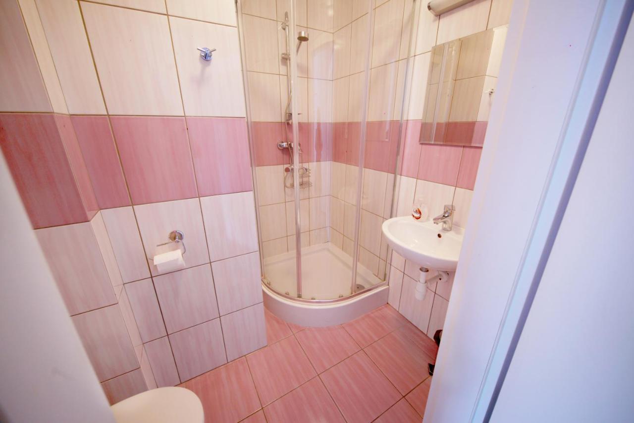 Single Room with Private Bathroom,697029687:JPEG