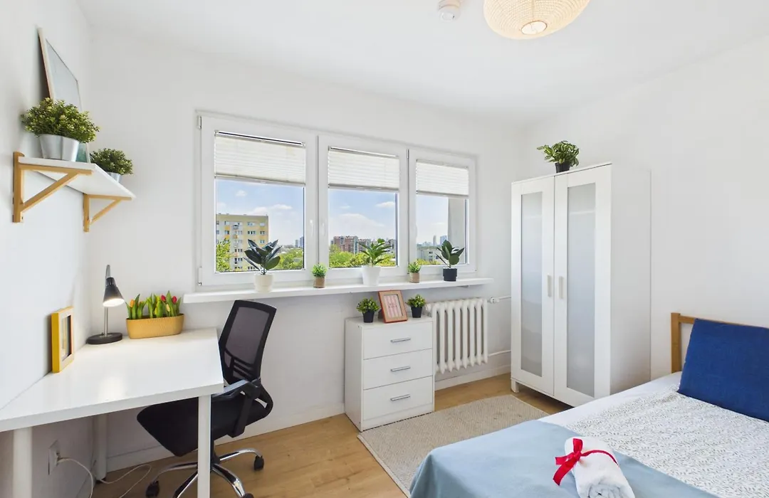 Room, Kochanowskiego 32-1